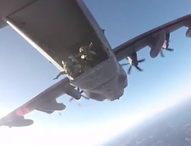 Αδρεναλίνη στο «κόκκινο»: Ελεύθερη πτώση από MC-130J Commando II στη Σουηδία! (βίντεο)